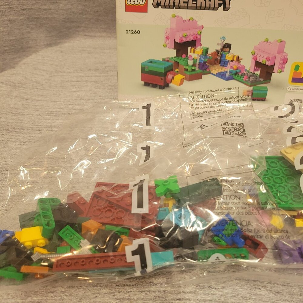 Lego Minecraft The Cherry Blossom Garden (21260) - Picture 8 of 10